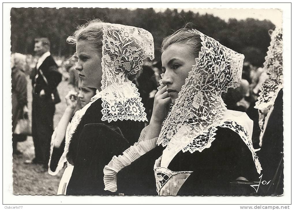 Baud (56) : Portraits De Jeunes Filles Avec Les Coiffes De Cérémonie En 1950 PHOTO VERITABLE. - Baud