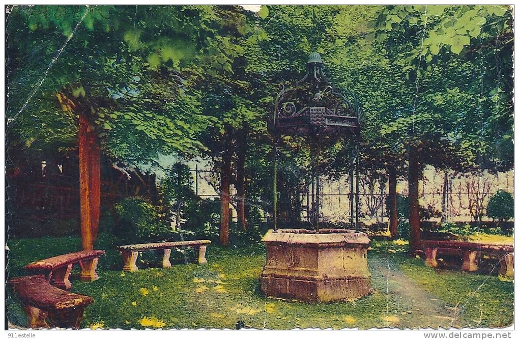 80 DOULLENS - ( Somme ) -  Le Vieux Puits Du Musée ( Pli D,angle ) - Doullens