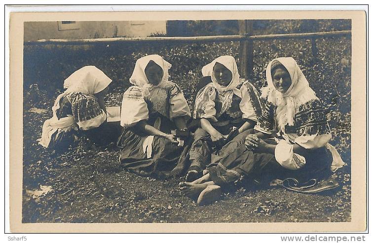 Folklore IV.5  DETVA Zvolen V Nedel'u Pred Kostolom Dimanche Devant L'église Fot. Karel Plicka C. 1924 - Slovacchia