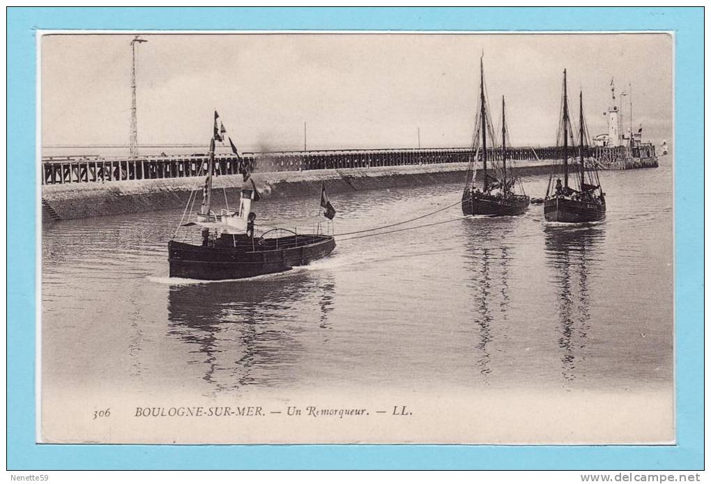 BOULOGNE SUR MER - Un Remorqueur Tirant 2 Bateaux De Pêche - Belle Animation - Boulogne Sur Mer