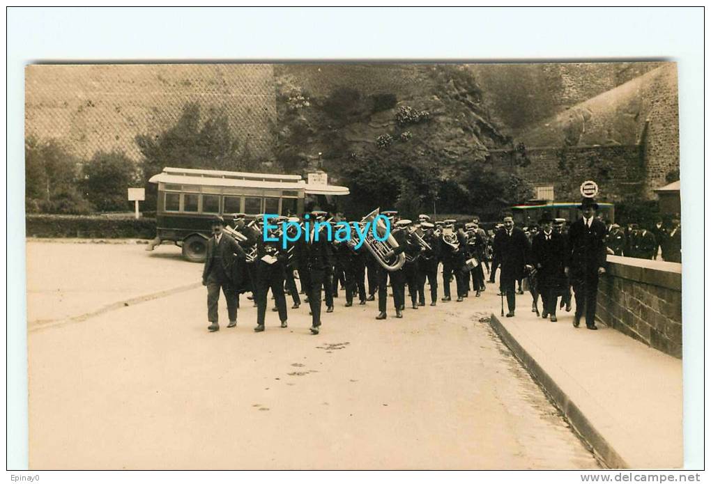 CARTE PHOTO à IDENTIFIER - Fanfare à La Sortie D'un Tunnel Ou Pont  - Bus - Autocar - A Identifier