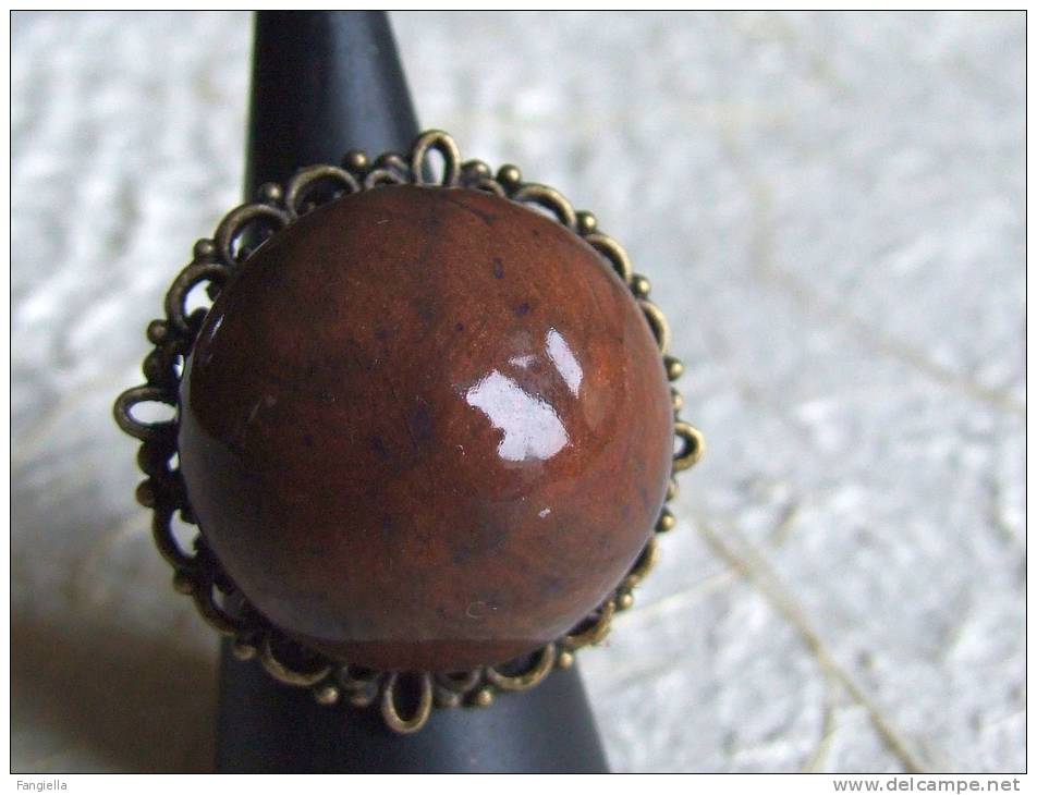 Superbe Bague Marron En Céramique Sur Estampe  Le Cabochon Fait Environ 25x25mm Et 31x31mm En Comptant L'estampe. - Ringe