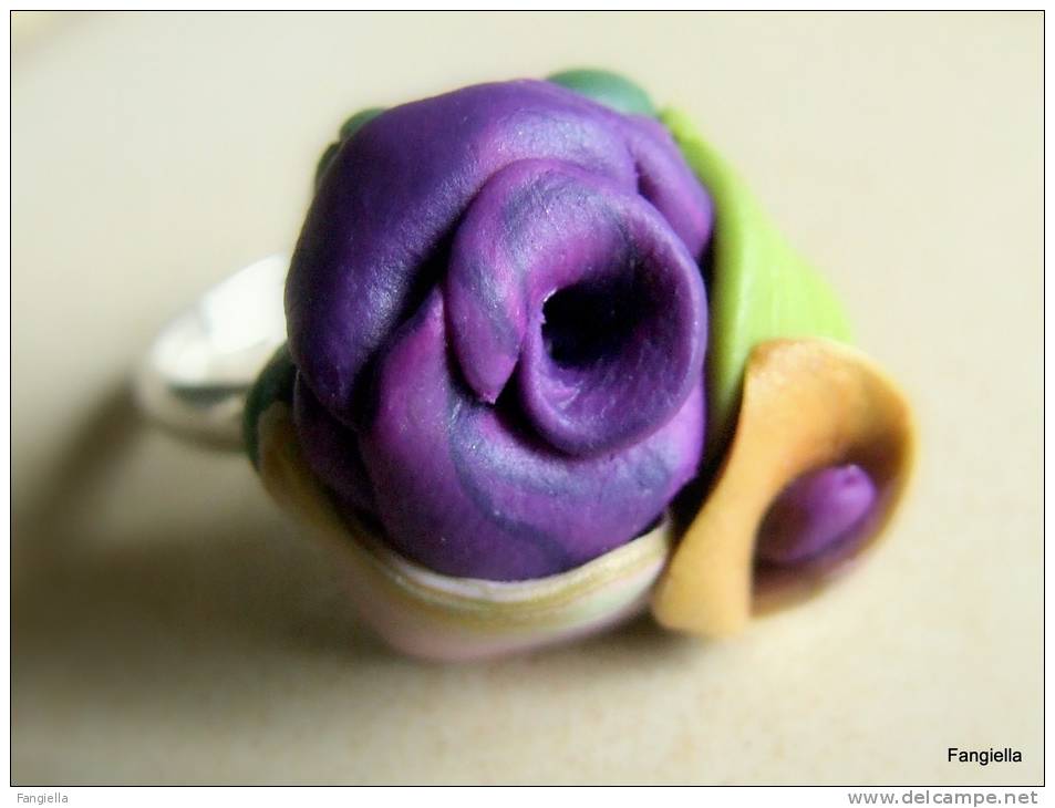 Bague Fleurs Violet En Pâte Polymère Sur Anneau Réglable  Le Cabochon Mesure Environ 20x20x11mm. - Ringe