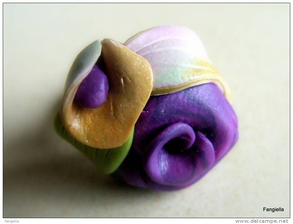 Bague Fleurs Violet En Pâte Polymère Sur Anneau Réglable  Le Cabochon Mesure Environ 20x20x11mm. - Bagues