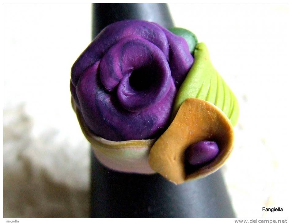Bague Fleurs Violet En Pâte Polymère Sur Anneau Réglable  Le Cabochon Mesure Environ 20x20x11mm. - Rings