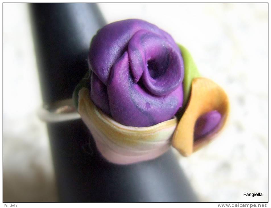 Bague Fleurs Violet En Pâte Polymère Sur Anneau Réglable  Le Cabochon Mesure Environ 20x20x11mm. - Ring