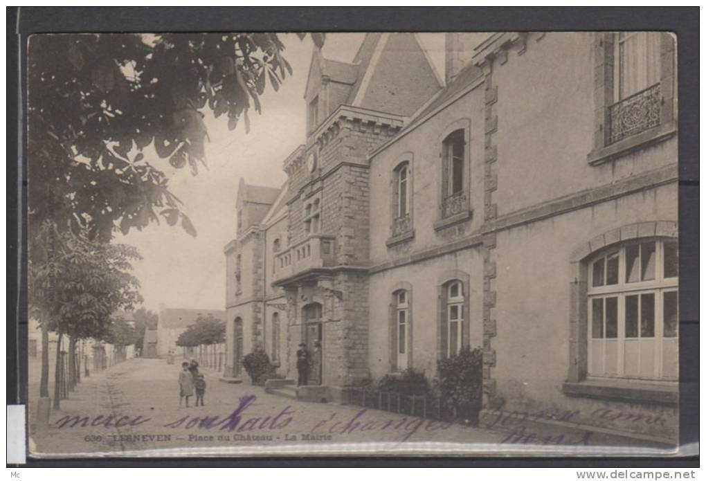 29 - Lesneven - Place Du Chateau - La Mairie - Animée - Lesneven