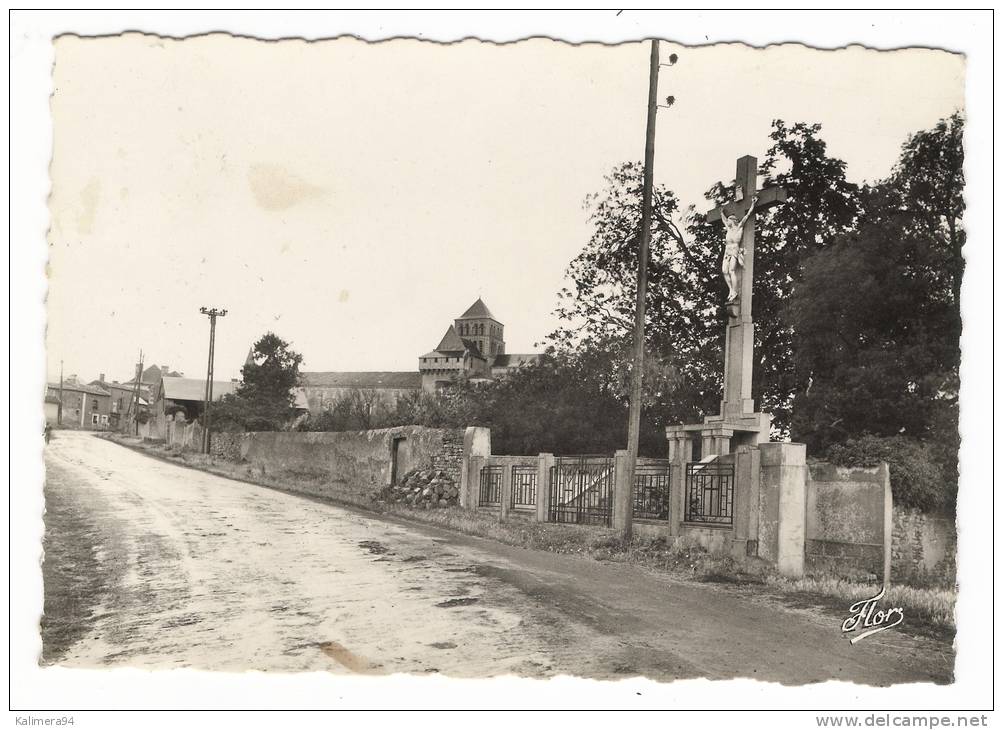 DEUX-SÈVRES  /  SAINT-JOUIN-de-MARNES  /  L' ARRIVEE  PAR  LA  ROUTE  DE  POITIERS   ( Crucifix , Calvaire ) - Saint Jouin De Marnes