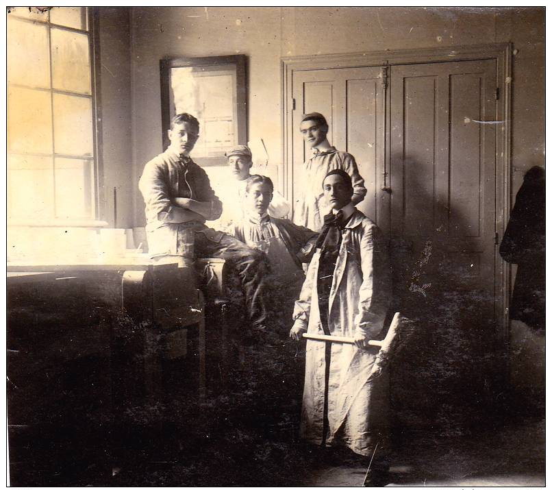 1907 - ATELIER DE TOURNAGE DE  LA  MANUFACTURE DE SÈVRES (SECTION CÉRAMIQUE),  Format : 9 X 8 Cm - Métiers