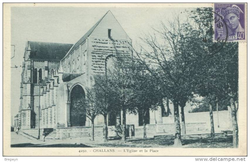 85 - CPA Challans - L'Eglise Et La Place - Challans