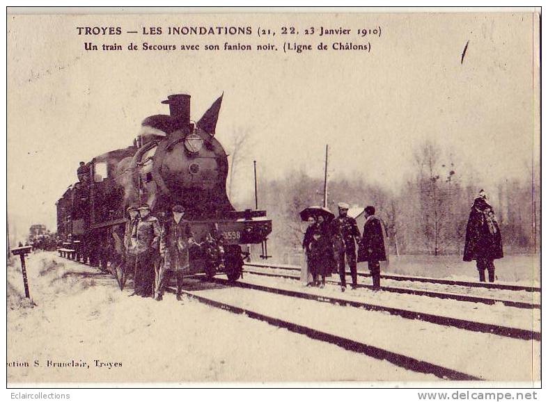 Troyes..Les Inondations..Un Train De Secours Avec Son Fanion Noir ( Ligne De  Chalons) - Troyes