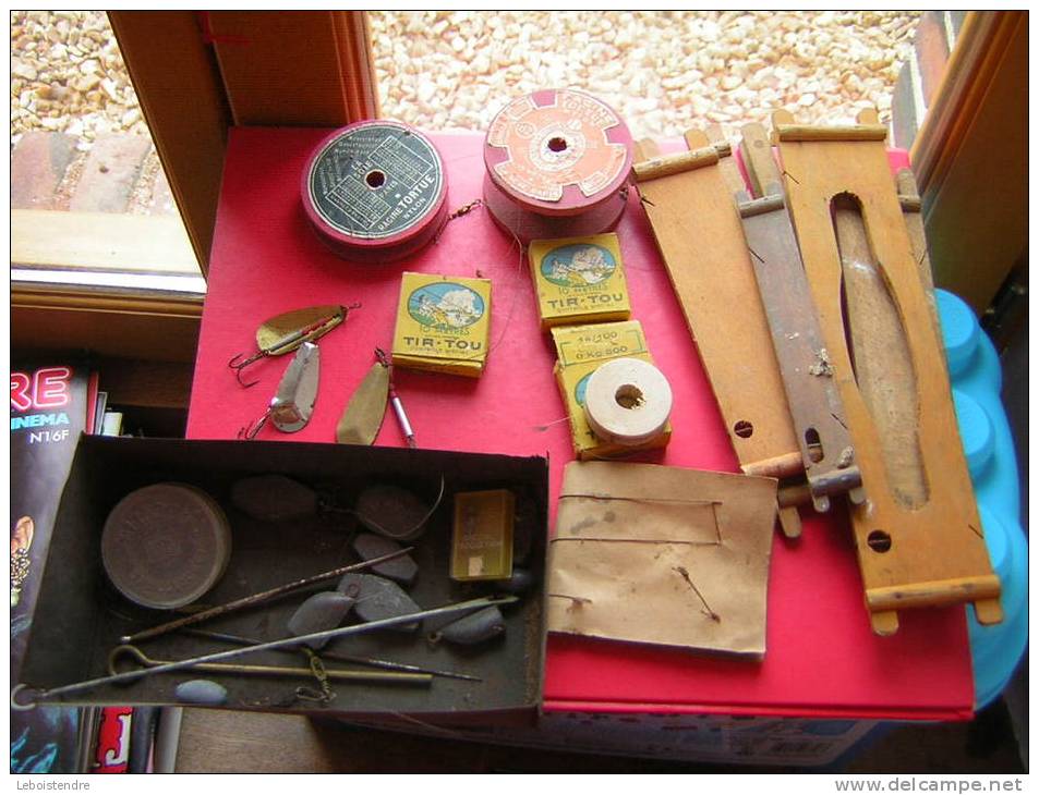 LOT D´ARTICLES DE PECHE ANCIENS , PLAQUETTES EN BOIS BOBINES DE FIL BOIS PLOMB 3 CUILLERS EMERILLONS  ETC- NON DIVISIBLE - Pêche