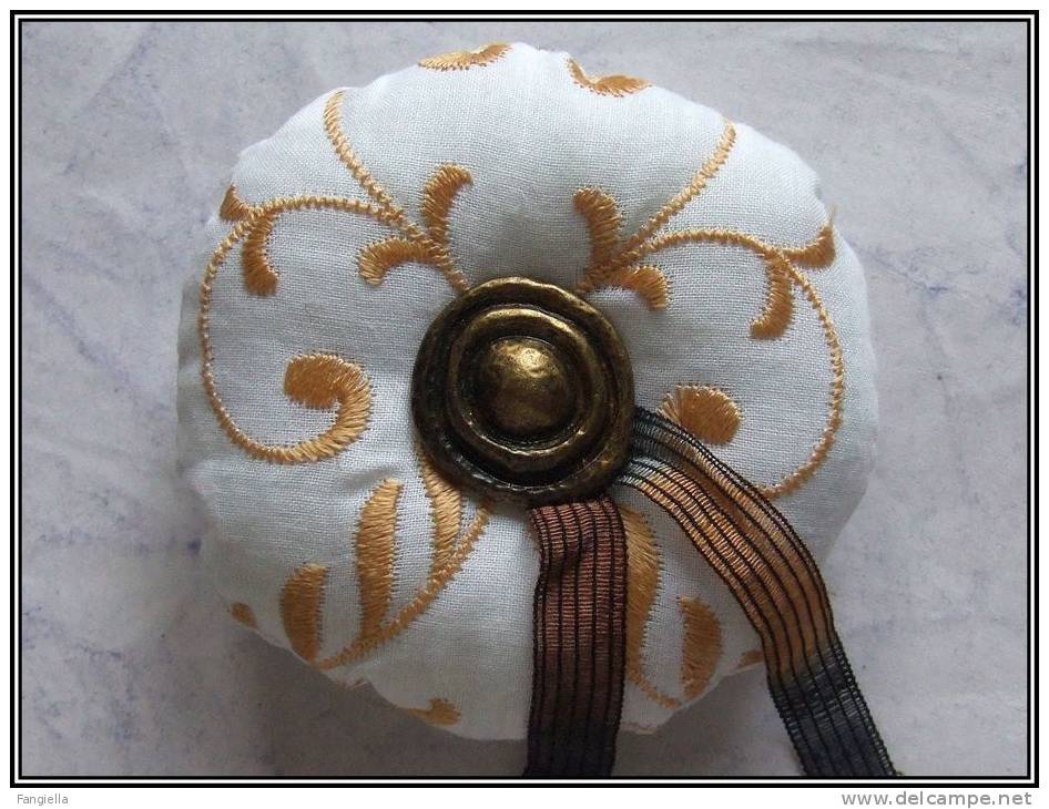 Broche Artisanale Tissu Blanc Et Doré, Bouton Bronze  Elle Mesure Environ 70x25mm. - Broschen