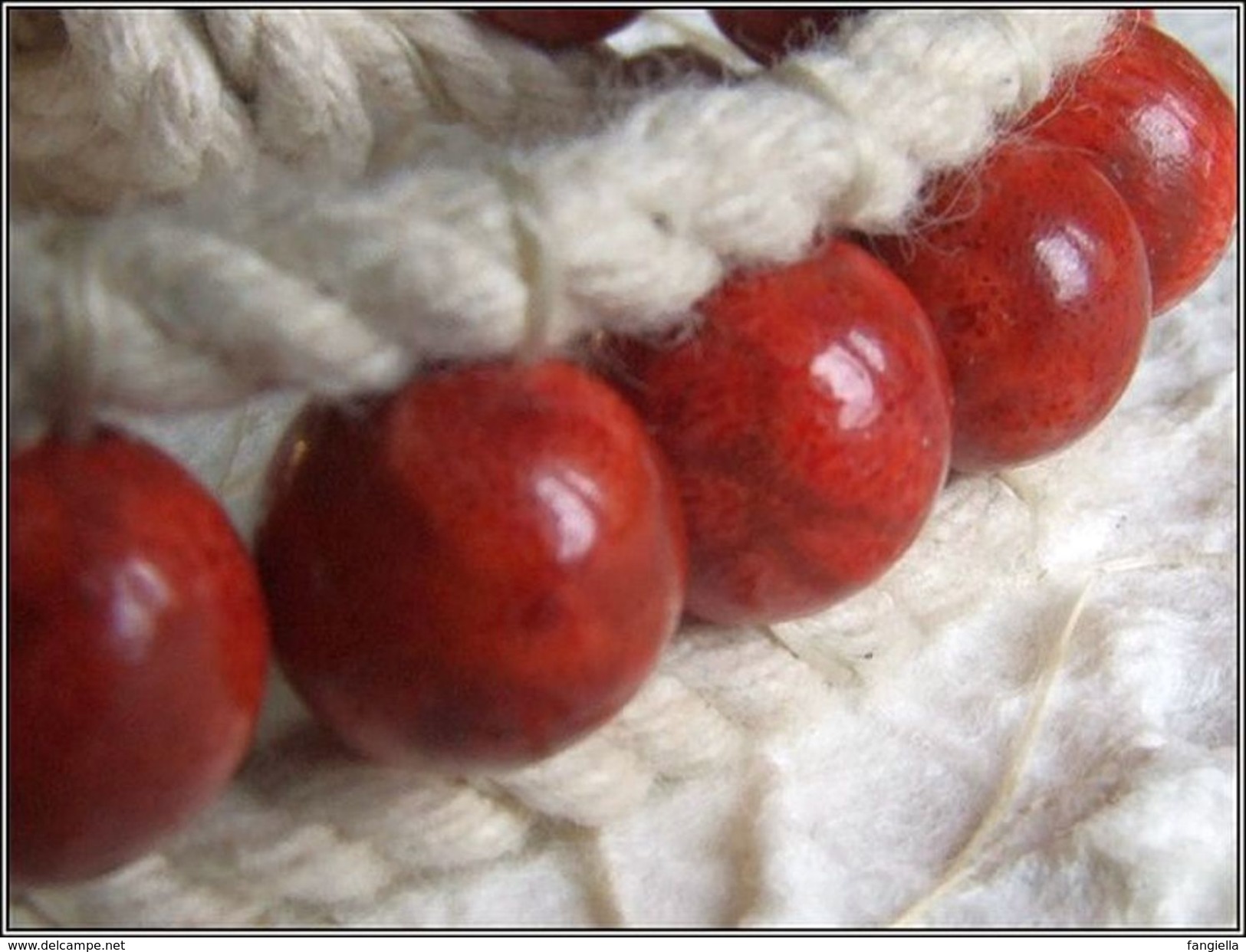 Bracelet Artisanal Corail Sponge Rouge Sur Coton Ficelle  De Magnifiques Perles De 10mm Pour Un Superbe Bracelet! - Armbänder