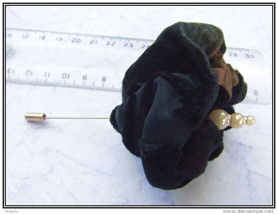 Fibule Pic épingle à Chapeau Rétro En Velours De Soie Dévoré Noir En Tissu Haute-Couture, Elle Mesure Environ 6,5x6x10cm - Broschen