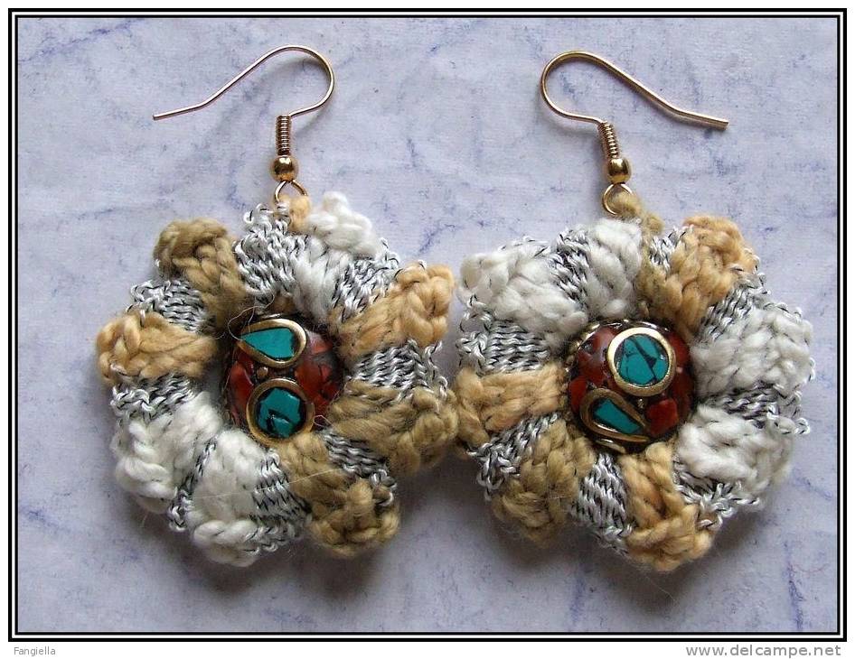 Boucles D'oreilles Perles  Artisanales Du Népal Turquoise Corail Sur Laiton Et Anneaux Crochetés Un Mélange De Genres Av - Oorringen