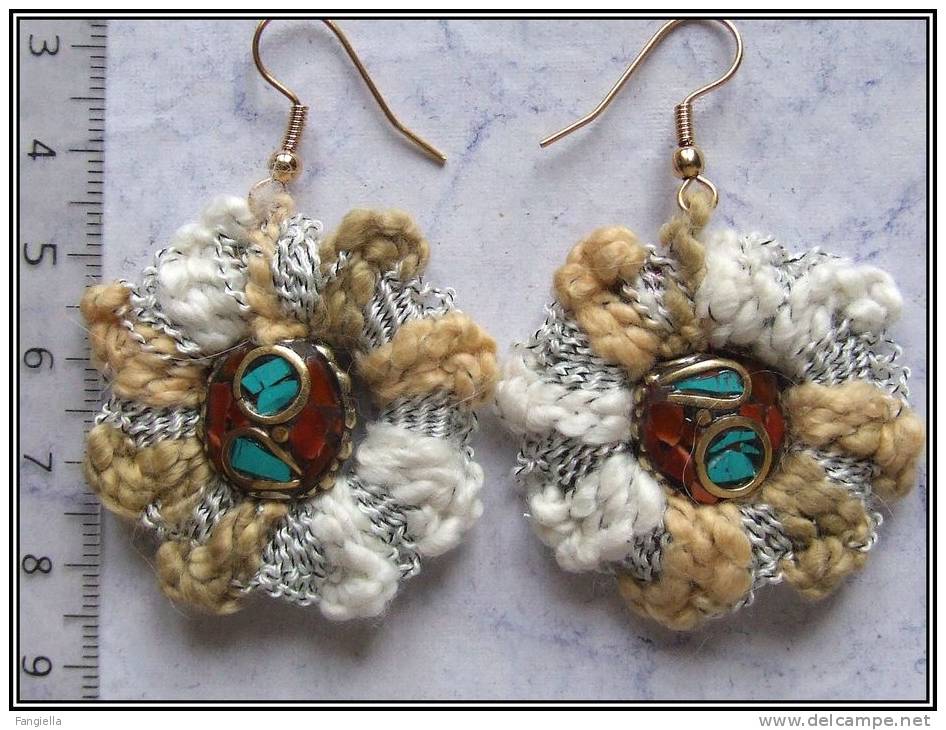 Boucles D'oreilles Perles  Artisanales Du Népal Turquoise Corail Sur Laiton Et Anneaux Crochetés Un Mélange De Genres Av - Boucles D'oreilles