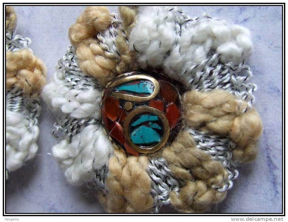 Boucles D'oreilles Perles  Artisanales Du Népal Turquoise Corail Sur Laiton Et Anneaux Crochetés Un Mélange De Genres Av - Ohrringe