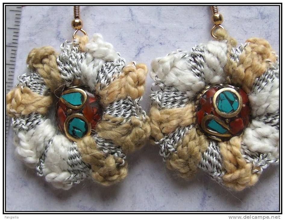 Boucles D'oreilles Perles  Artisanales Du Népal Turquoise Corail Sur Laiton Et Anneaux Crochetés Un Mélange De Genres Av - Ohrringe
