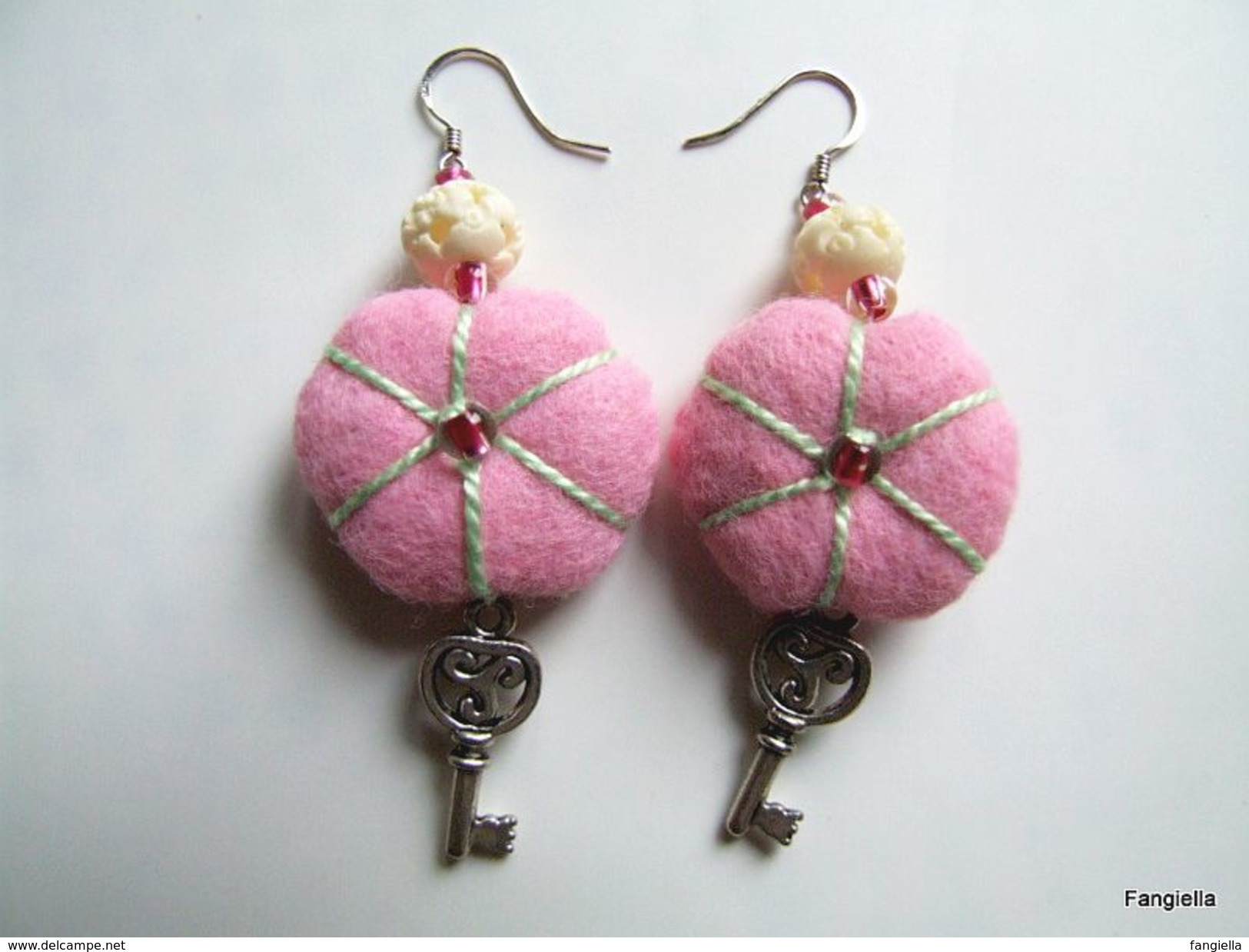 Boucles D'oreilles Artisanales Feutrine Coussins Rose, Clé Et Os Sculpté Attaches En Argent Massif 925 - Earrings