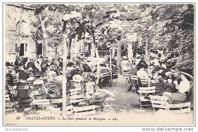 63. CHATEL-GUYON. Le Parc Pendant La Musique. 30 - Châtel-Guyon