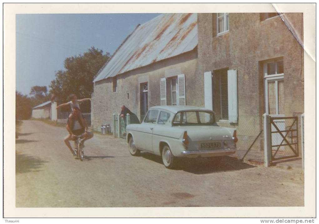 ¤¤   -   Attention Photo Dim 13 X 9   -  LANGRUNE-sur-MER  ?? En 1963   -  Voiture " Ford ANGLIA "   -   ¤¤ - Automobiles