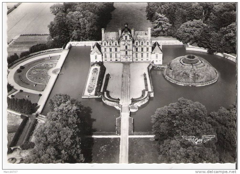 BEAUMESNIL 27 Le Chateau La Cour D' Honneur Et Le Donjon Carte Dentelée Véritable Photo - Beaumesnil