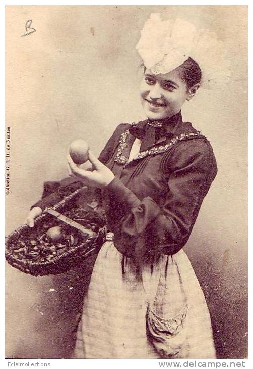 Anjou.....Folklore..Coiff Es...Femme..vendeuse  De Pommes - Angers