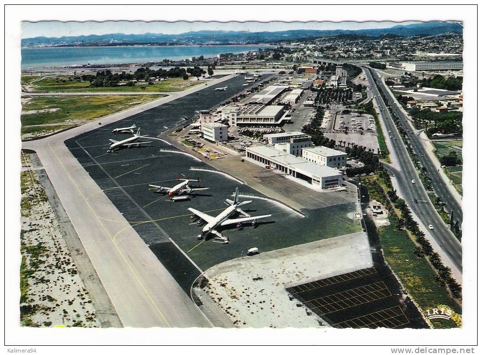 L' AEROPORT  DE  NICE-CÔTE  D' AZUR  /  VUE PRISE VERS CAGNES ET ANTIBES  /  Avions  AIR  FRANCE  /  A Voyagé En 1969 - Aerodrome