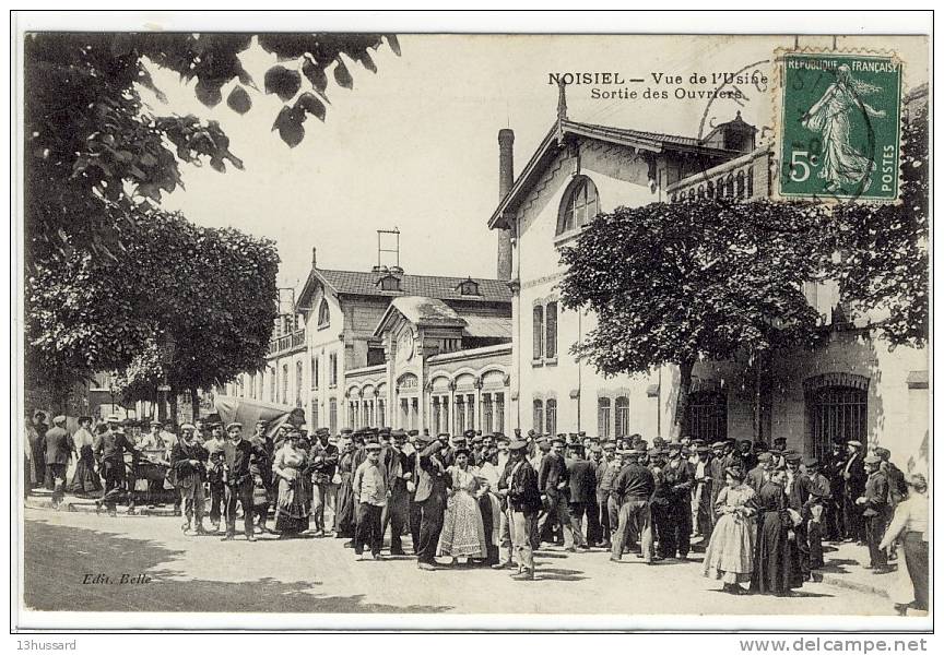 Carte Postale Ancienne Noisiel - Vue De L'Usine. Sortie Des Ouvriers - Industrie - Noisiel