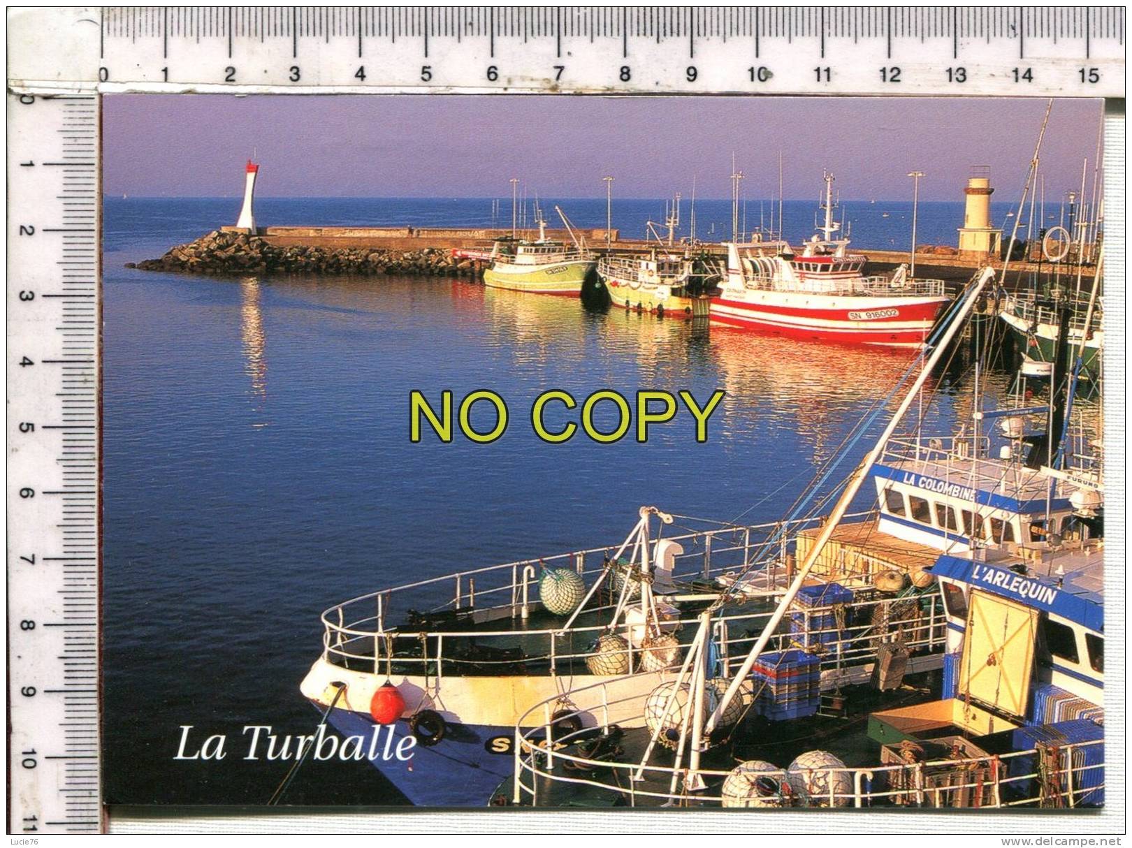 LA TURBALLE - La Flottille Multicolore Des Chalutiers Du Port De Pêche - Au Fond, Le Phare De 1895 - La Turballe