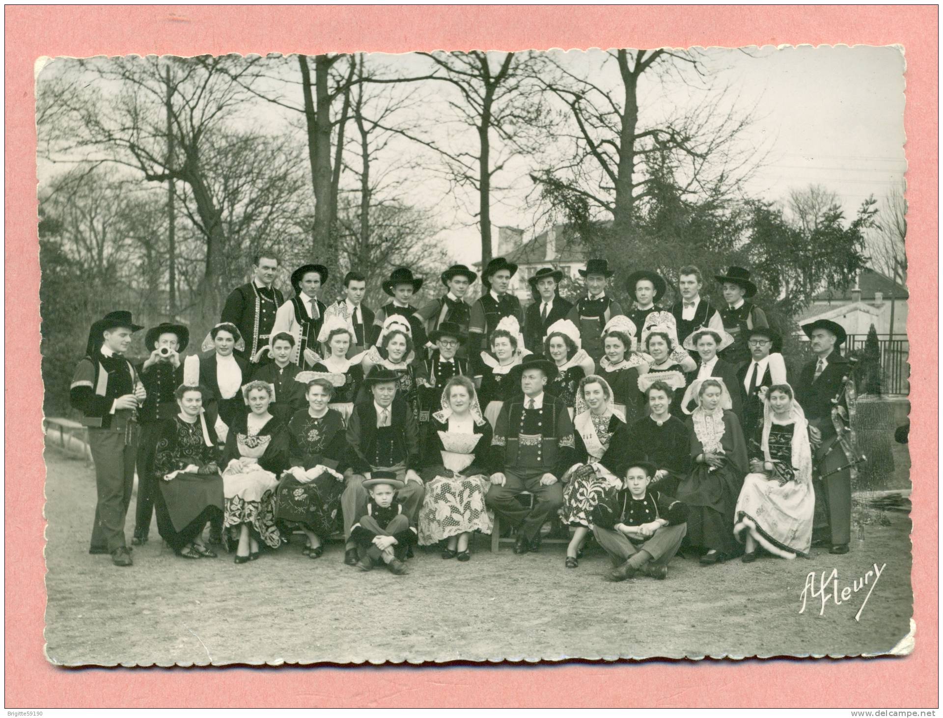 CPSM - 92 - NANTERRE - GROUPE FOLKLORIQUE BRETON - KOROLLERIEN  BREIZ  IZEL - DANSEURS DE BASSE BRETAGNE - Nanterre