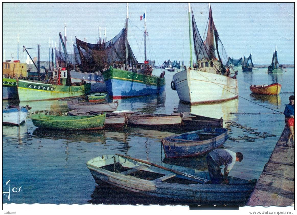 LESCONIL . BATEAUXDE PECHE DANS UN PORT BIGOUDEN ( Beau Timbre ) - Lesconil