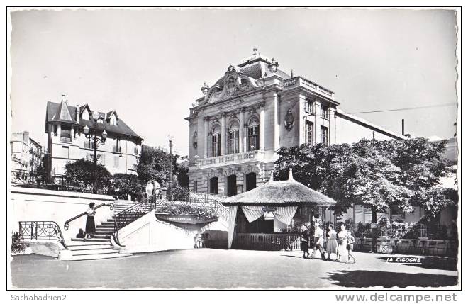 63. Cpsm. Pf. CHATELGUYON. Un Coin Du Parc. La Source Yvonne Et Le Théâtre. 60 - Châtel-Guyon