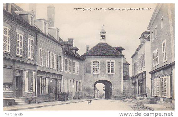 ERVY LE CHATEL LA PORTE SAINT NICOLAS VUE PRISE SUR LE MARCHE PHARMACIE PATISSERIE COIFFEUR - Ervy-le-Chatel