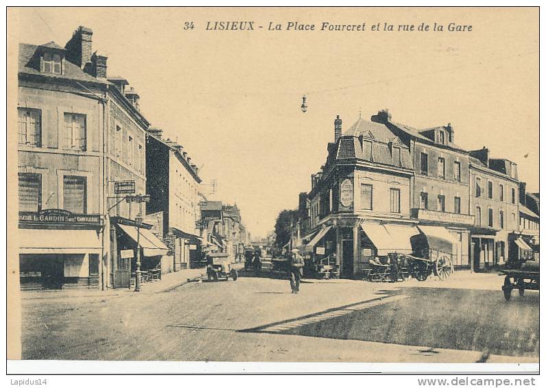 CCS  607 /  C P A  -LISIEUX  (14)   LA PLACE FOURNET ET LA RUE DE LA GARE - Lisieux