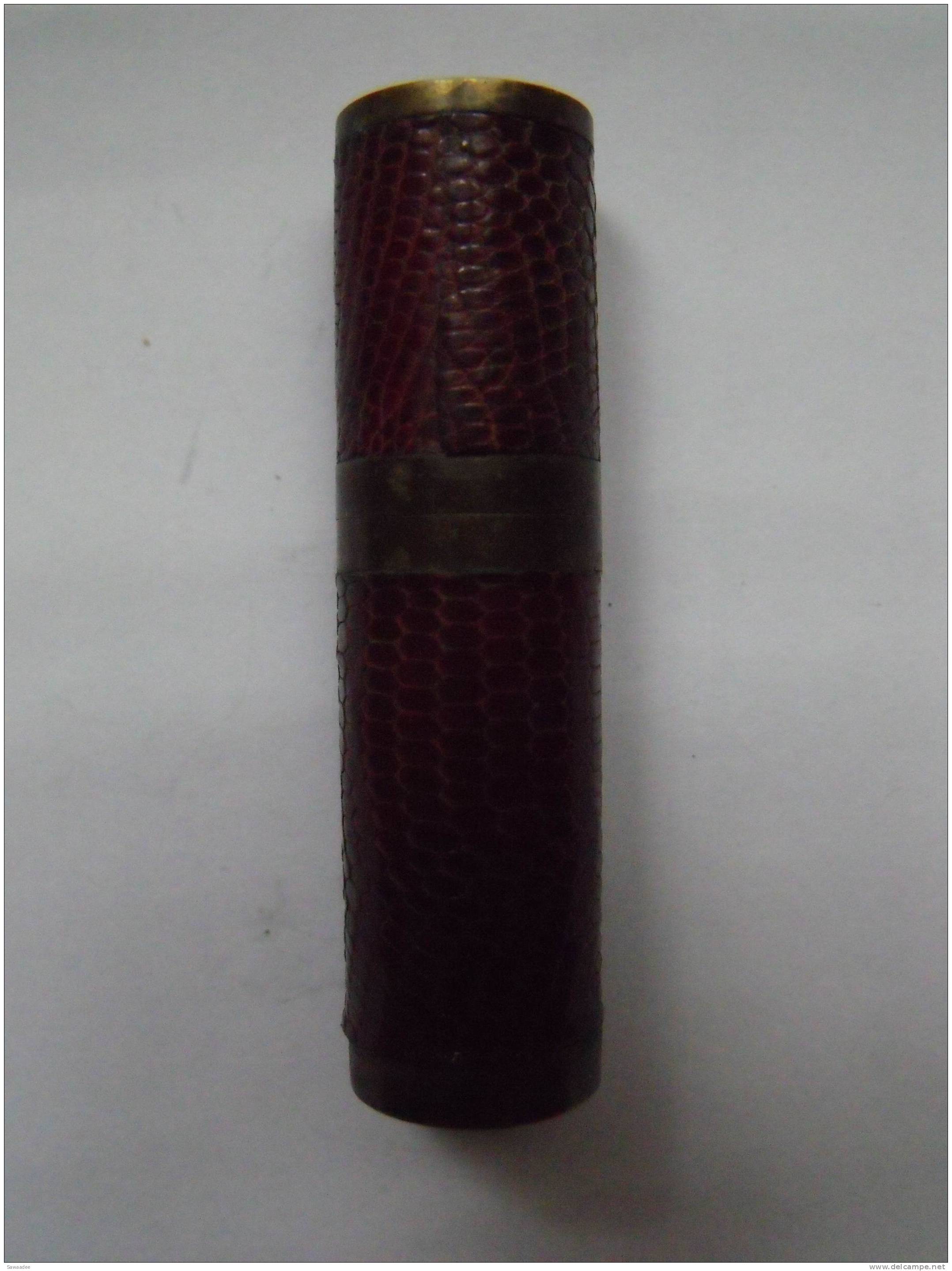 BRIQUET - FORME TUBE DE ROUGE A LEVRES - LAITON - CUIR - ESSENCE - FERMETURE A  VIS - 56 Mm - DIAMETRE 15 Mm - Other & Unclassified