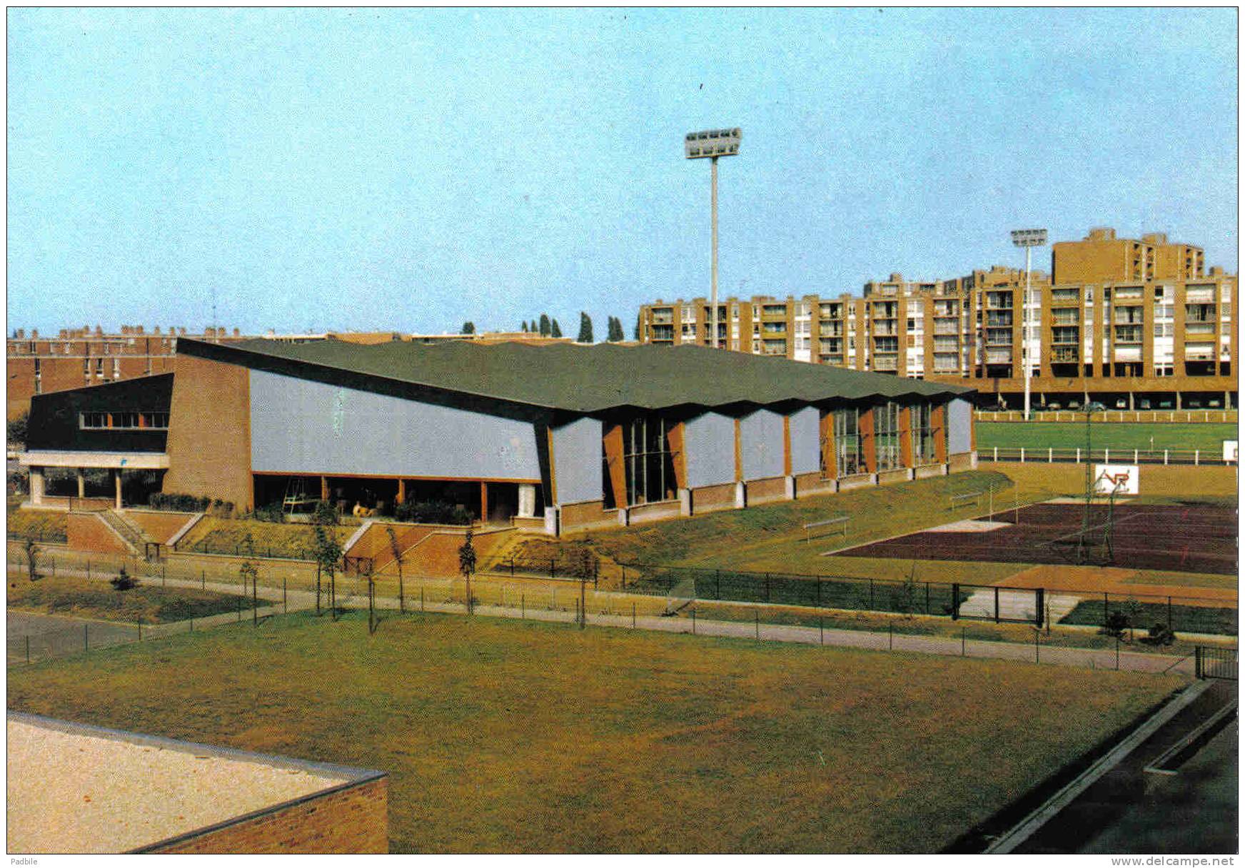 Carte Postale 59. Wattrelos Terrain De Basket-ball Et La Piscine Du Centre Beaulieu  Trés Beau Plan - Wattrelos