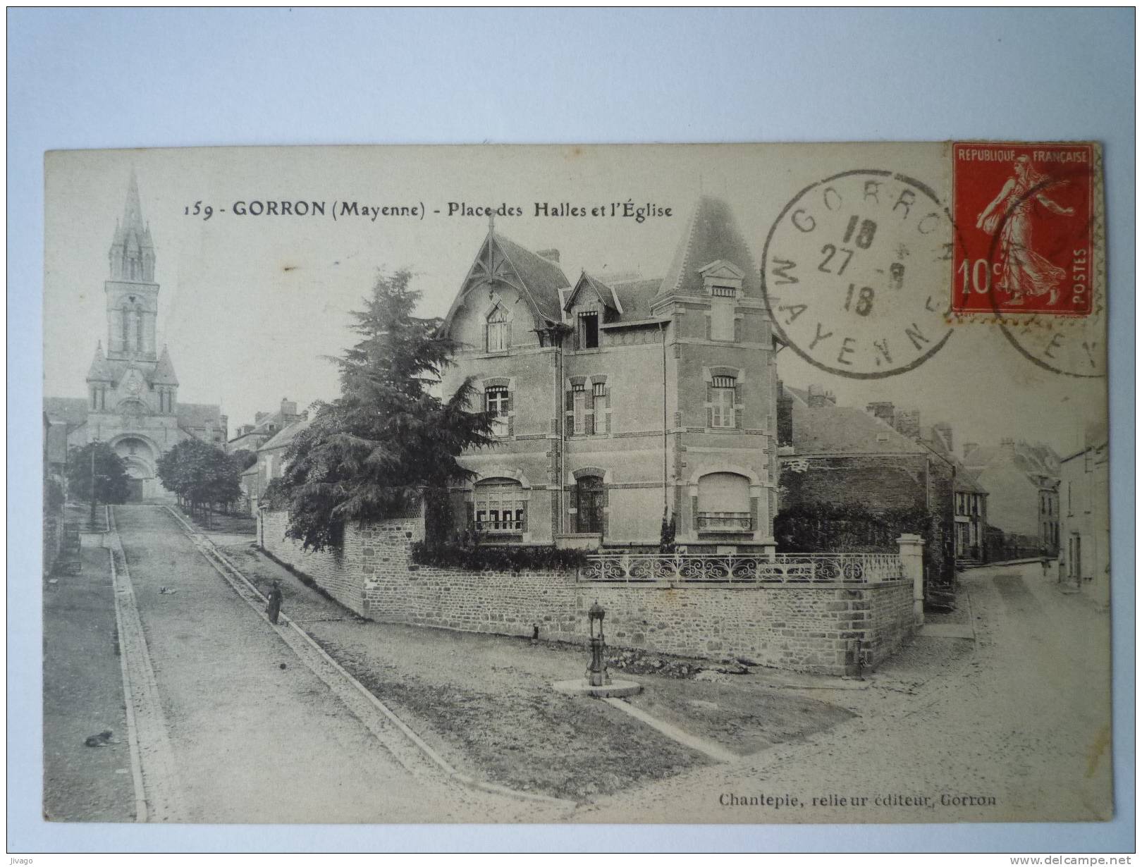 GORRON  (Mayenne)  :  Place Des Halles Et L'Eglise. - Gorron