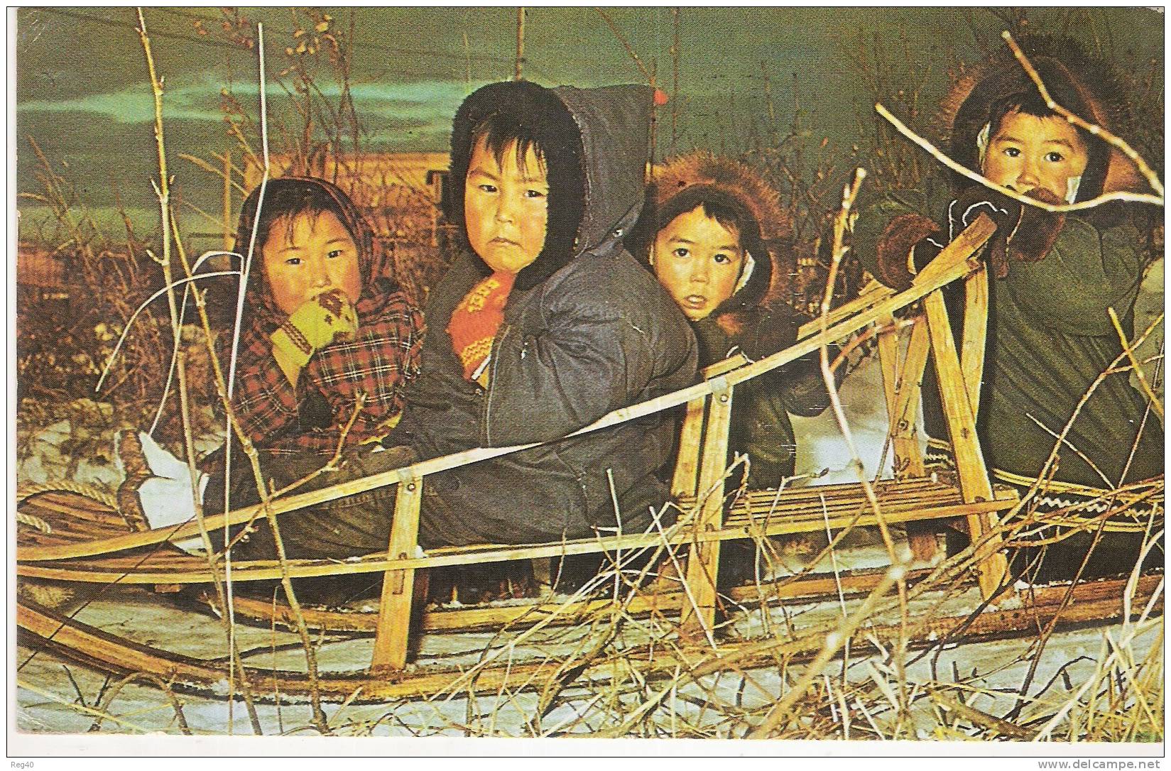 AMERIQUE - ESKIMO CHILDREN READY TO TRAVEL VIA DOG SLED IN ARTIC ALASKA - Other & Unclassified