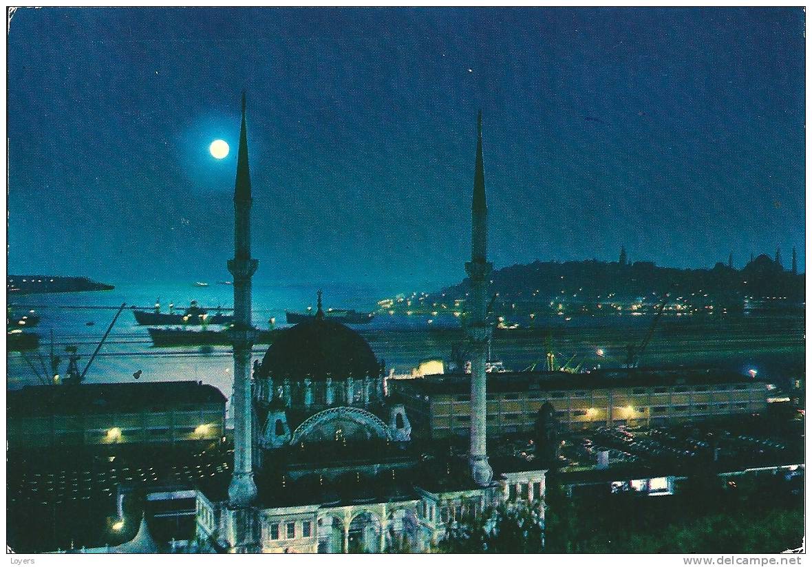 Istanbul On  The Moonlight. - Turquie