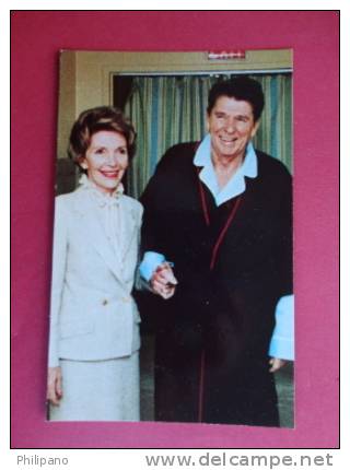 President Reagan With First Lady  In Pajama  After Assassintion Attempt  1981 In Hospital ---    ====== Ref 361 - Femmes Célèbres