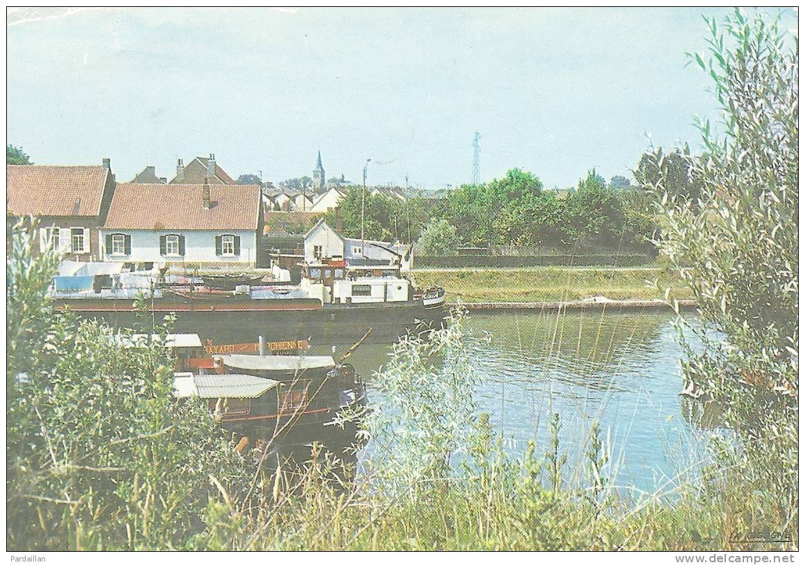 59.  ARLEUX.  VUE SUR L'ENTREE DU CANAL NORD.  PENICHES. - Arleux