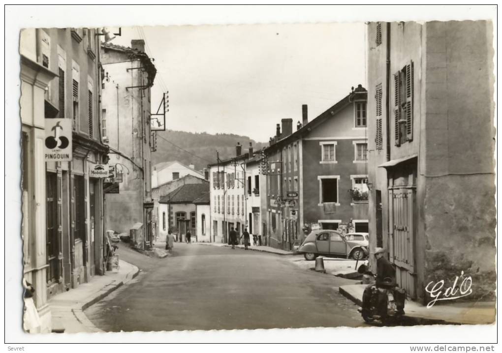 CUNLHAT  -Rue De La Poste. 2 CV Moyen Plan.  CPSM 9x14. - Cunlhat