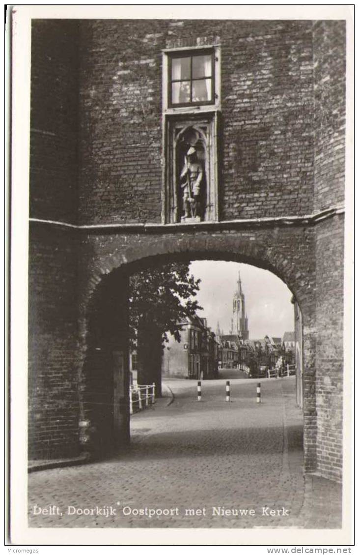 DELFT - Doorkijk Oostpoort Met Nieuwe Kerk - Echte Foto - Delft