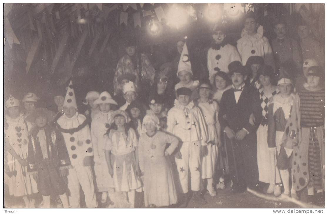 Carte Photo Non Située D´un Groupe Lors D´une Fête - Chalot , Charli Chaplin , Pierrot , Colombine - Carnaval