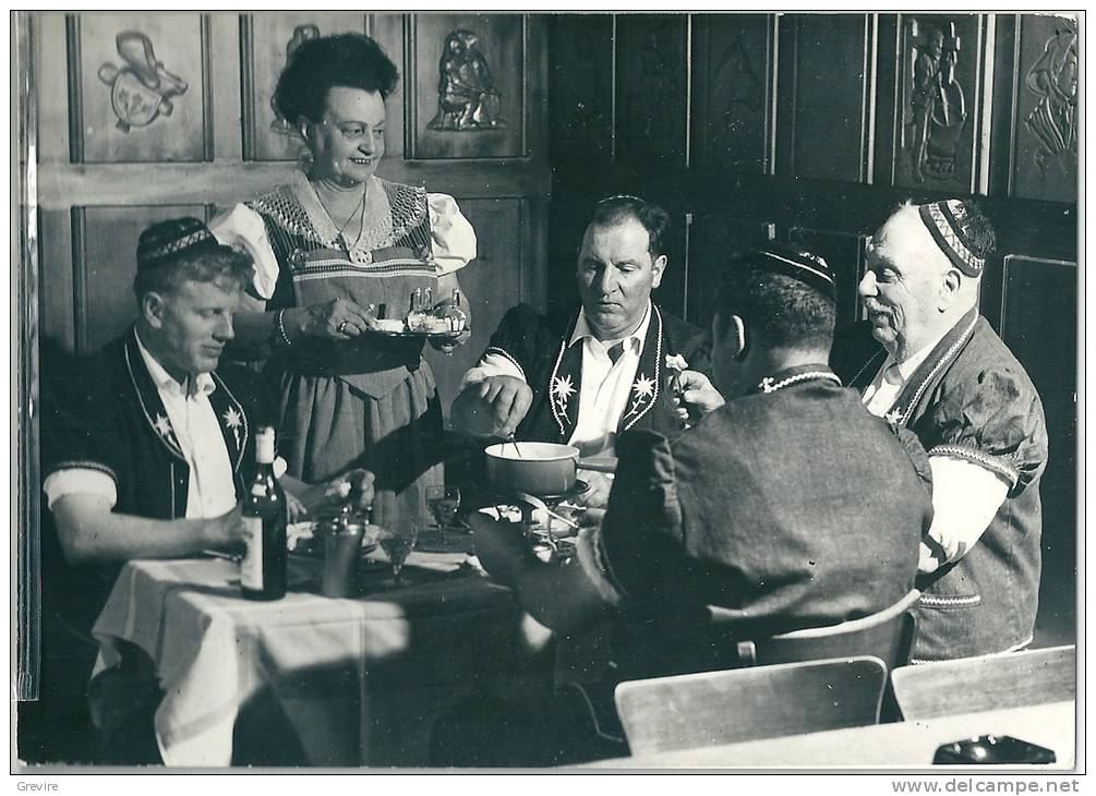 Châtel-St-Denis, Tivoli. Colliard. Armaillis De La Gruyère Devant La Fondue, Carte-photo 10,5 X 15 Cm - Kostums