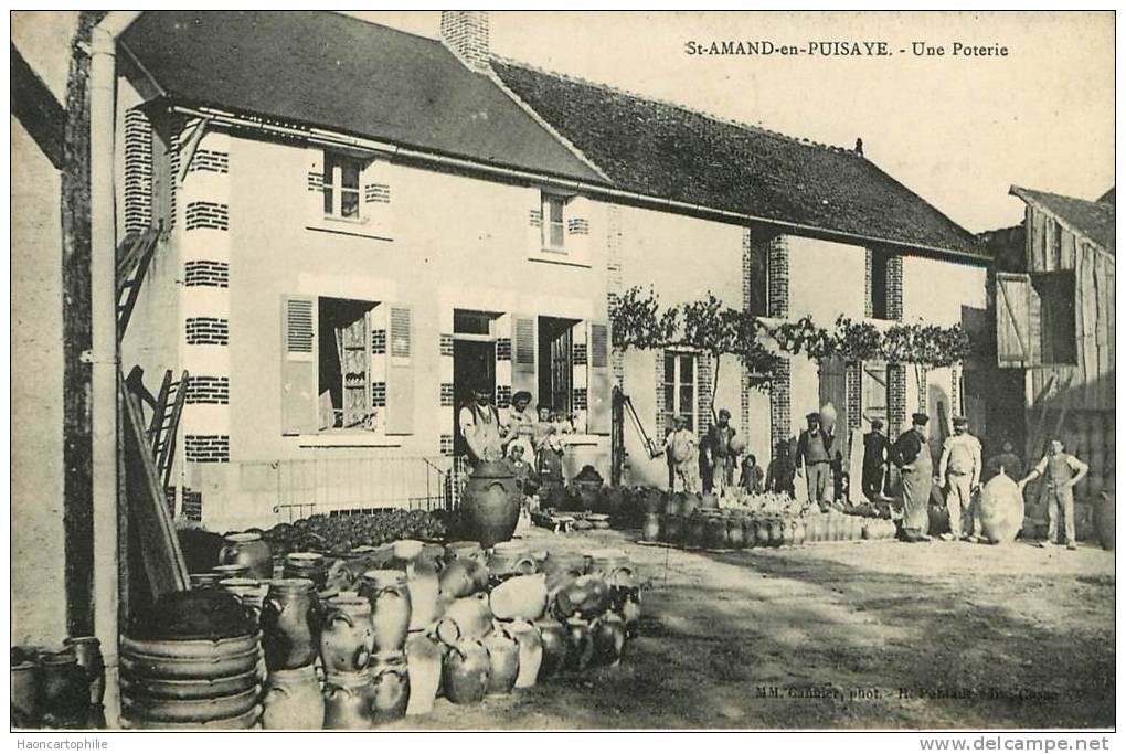 Saint Amand En Puisaye : Une Poterie - Saint-Amand-en-Puisaye