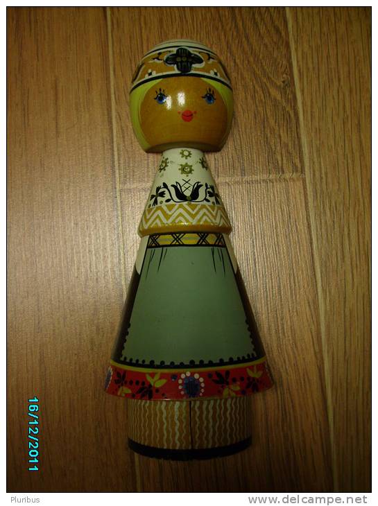 ESTONIA BEAUTIFUL PAINTED WOODEN GIRL WEARING FOLK COSTUME - Other & Unclassified