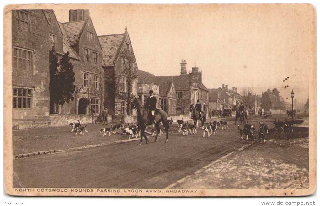 North Cotswold, Hounds Passing Lygon Arms, Broadway - Sonstige & Ohne Zuordnung